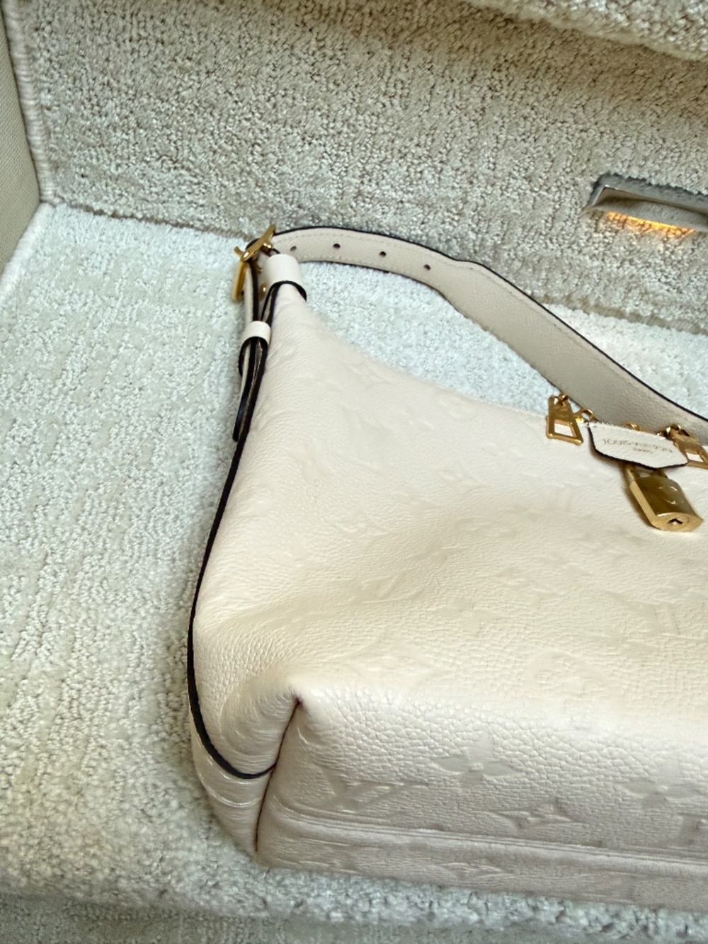 Louis Vuitton Empreinte Monogram Sac Sport in Cream Pre-Owned - Picture 6 of 16